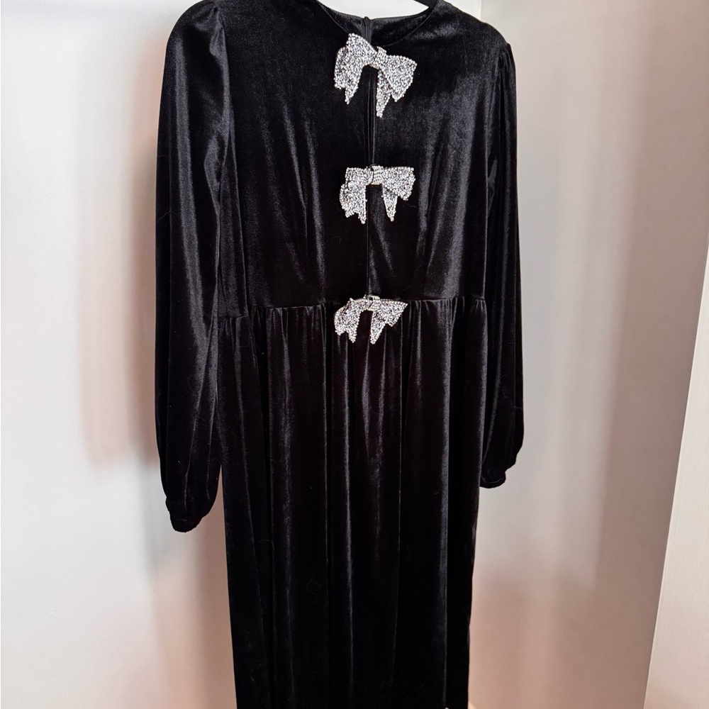 Chic Black Velvet Long Sleeve Dress with Sparkling Bow Details